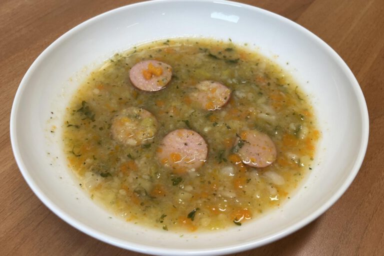 Kartoffelsuppe Hausfrauenart mit Bockwurst