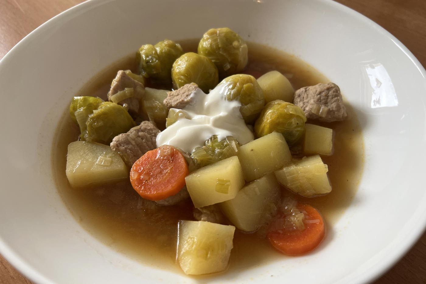 Würziger Rosenkohleintopf mit Rindfleisch und Kartoffeln