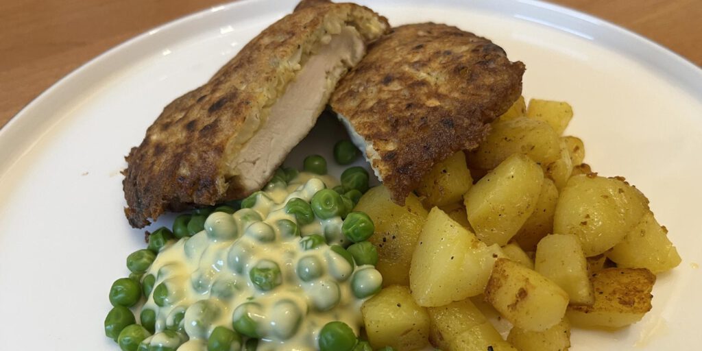 Putenschnitzel nach Strindberg Art mit Bratkartoffeln und Buttererbsen
