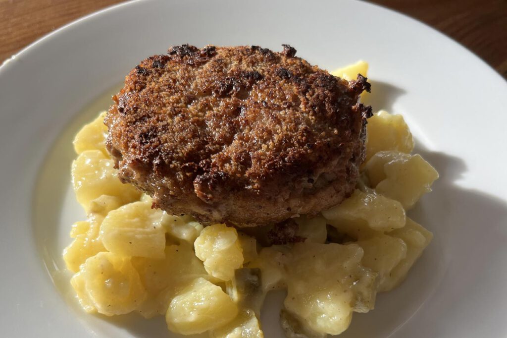Altberliner Kartoffelsalat mit Bulette