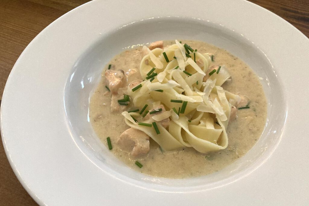 Bandnudeln mit Lachs in Weißwein-Sahnesoße