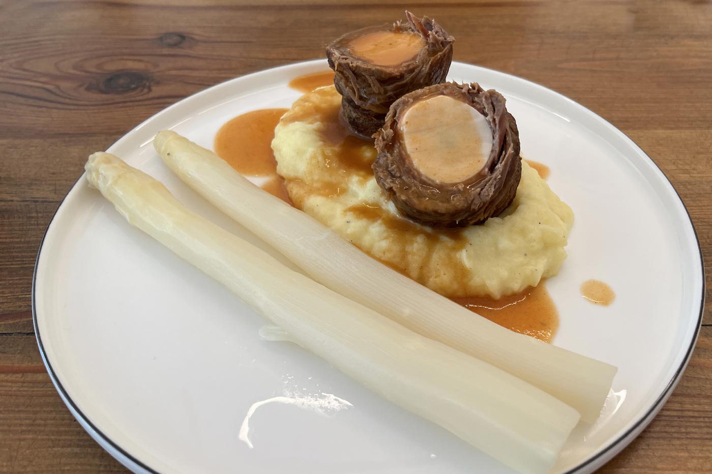 Bastei-Roulade mit Kartoffelstampf und Stangenspargel