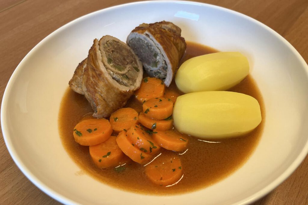 Brandenburger Bauernroulade mit Buttermöhrchen und Salzkartoffeln