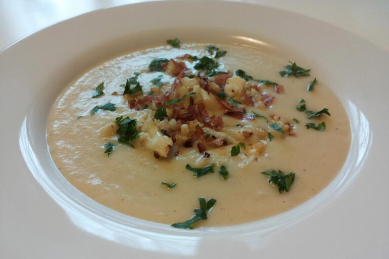 Blumenkohlcremesuppe mit Schinken-Blumenkohl