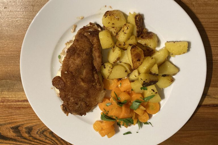 Braumeistersteak mit Buttermöhrchen und Bratkartoffeln