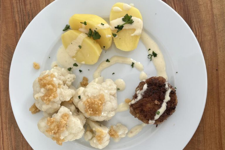 Bulette, Salzkartoffeln und Blumenkohl mit Käsesoße