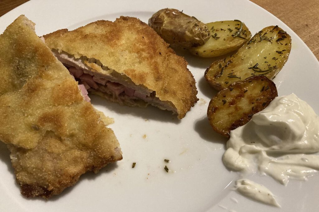 Cordon Bleu vom Kalb mit Rosmarinkartoffeln und Sour Cream