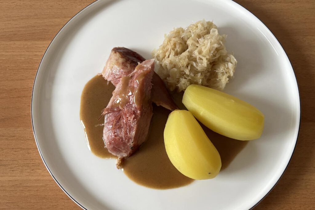 Berliner Eisbein mit Sauerkraut und Salzkartoffeln