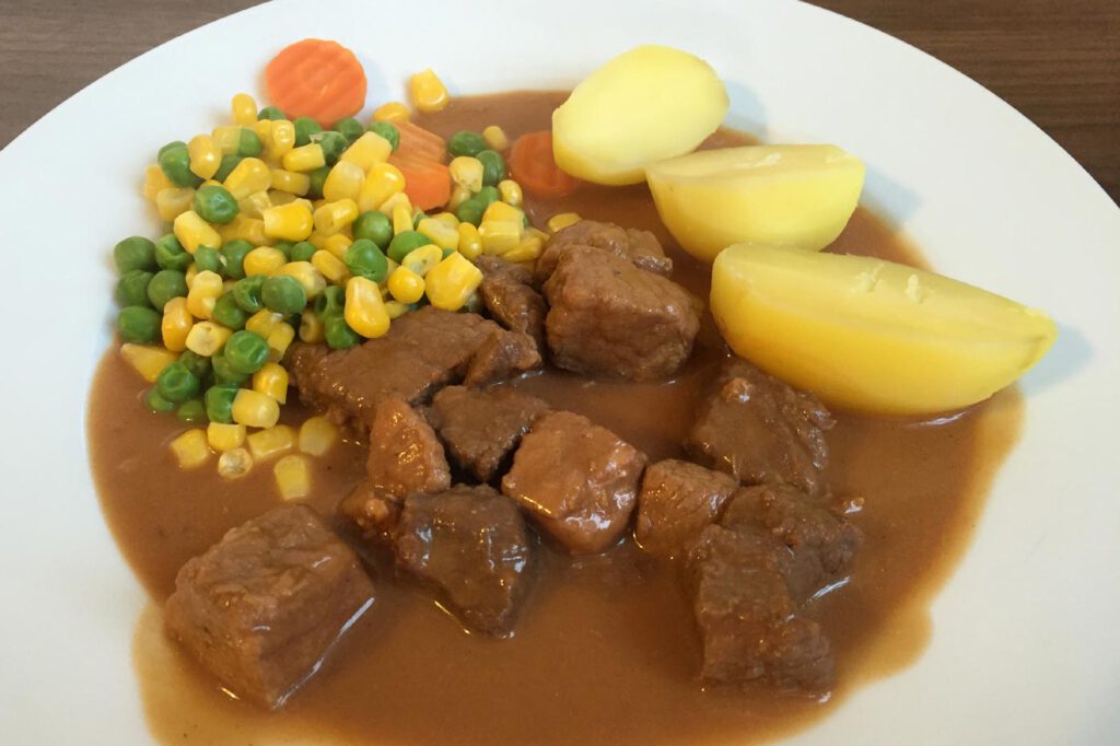 Gemischtes Gulasch mit Mischgemüse und Salzkartoffeln