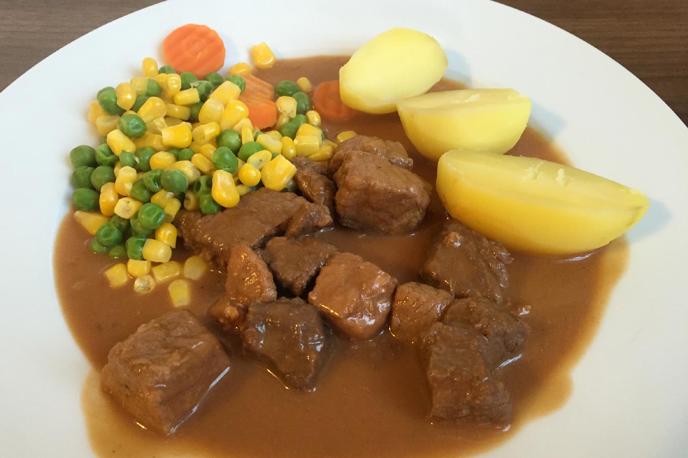 Gemischtes Gulasch mit Mischgemüse und Salzkartoffeln