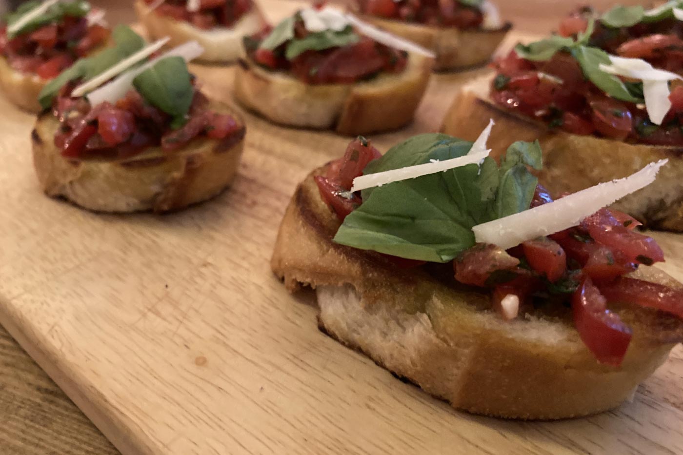 Geröstete Brotscheiben mit Tomaten-Basilikum-Belag