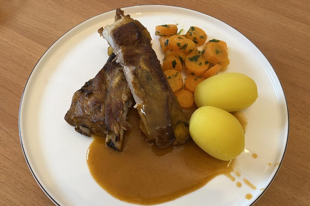 Geschmorte Rippchen mit Salzkartoffeln und Buttermöhrchen