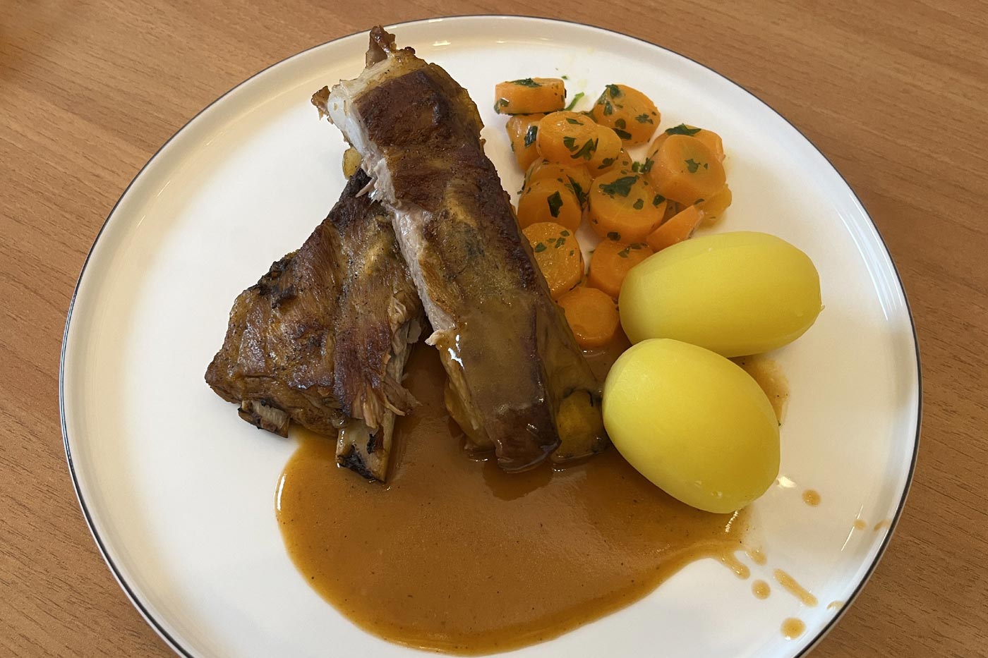 Geschmorte Rippchen mit Salzkartoffeln und Buttermöhrchen