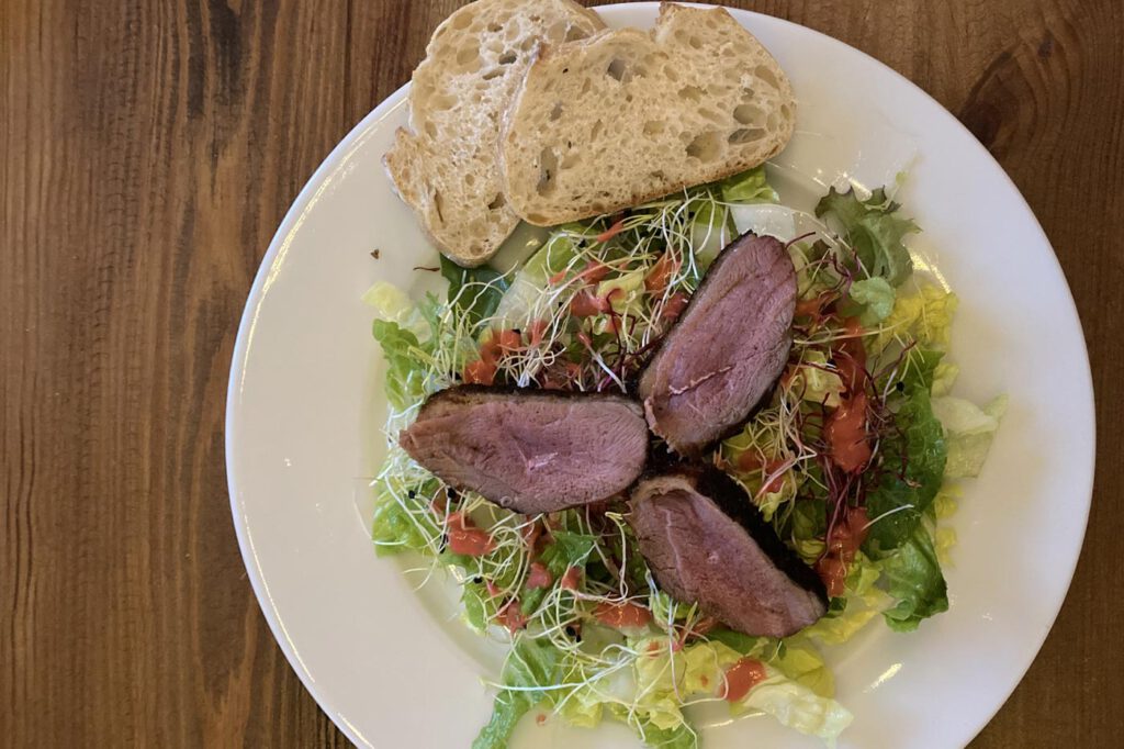 Glasierte Entenbrust auf Blattsalat mit Himbeer-Vinaigrette