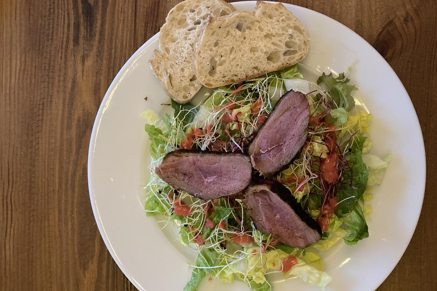 Glasierte Entenbrust auf Blattsalat mit Himbeer-Vinaigrette