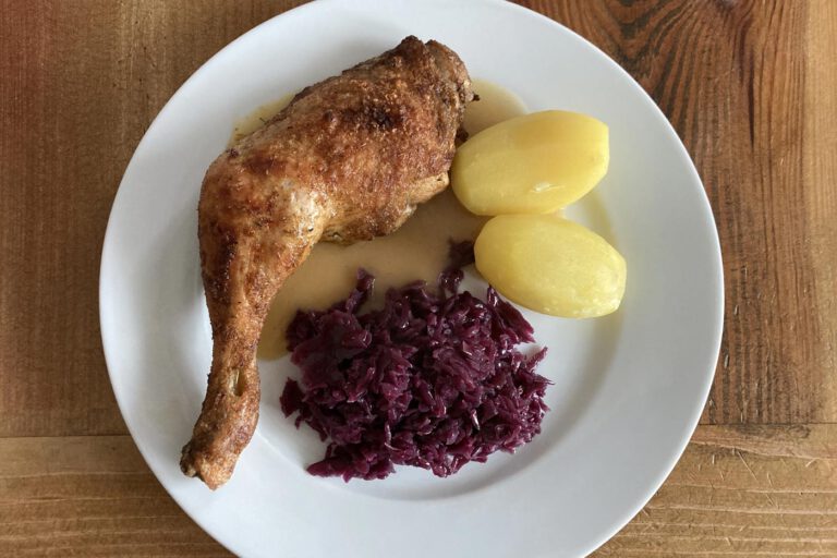 Goldbroiler mit Rotkohl und Salzkartoffeln