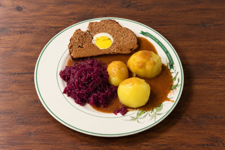 Hackbraten (Falscher Hase) mit Rotkohl
