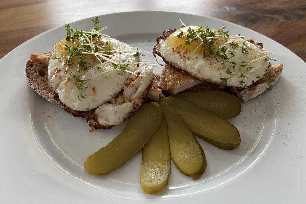 HO-Schnitte mit Schnitzel und Spiegelei