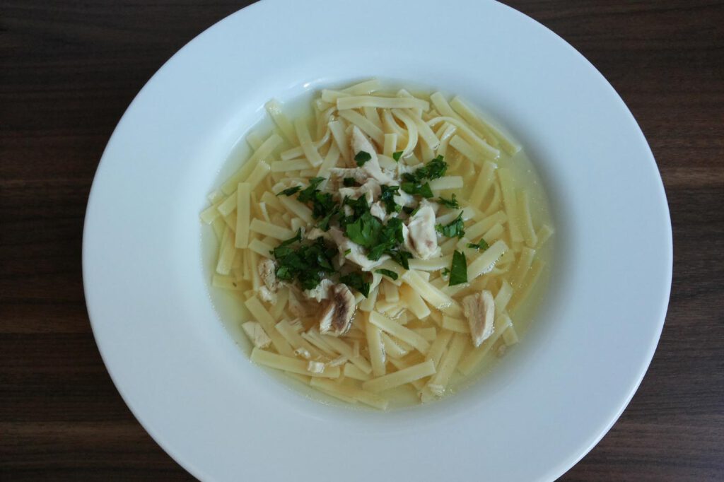 Hühnernudelsuppe nach DDR-Rezept