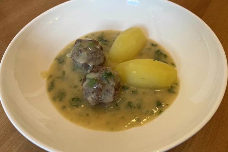 Kalbsfleischklößchen in Petersiliensoße mit Salzkartoffeln