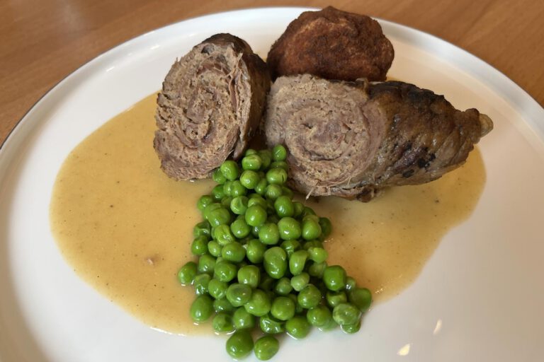 Kalbsröllchen Lips mit Buttererbsen und Kartoffelbällchen