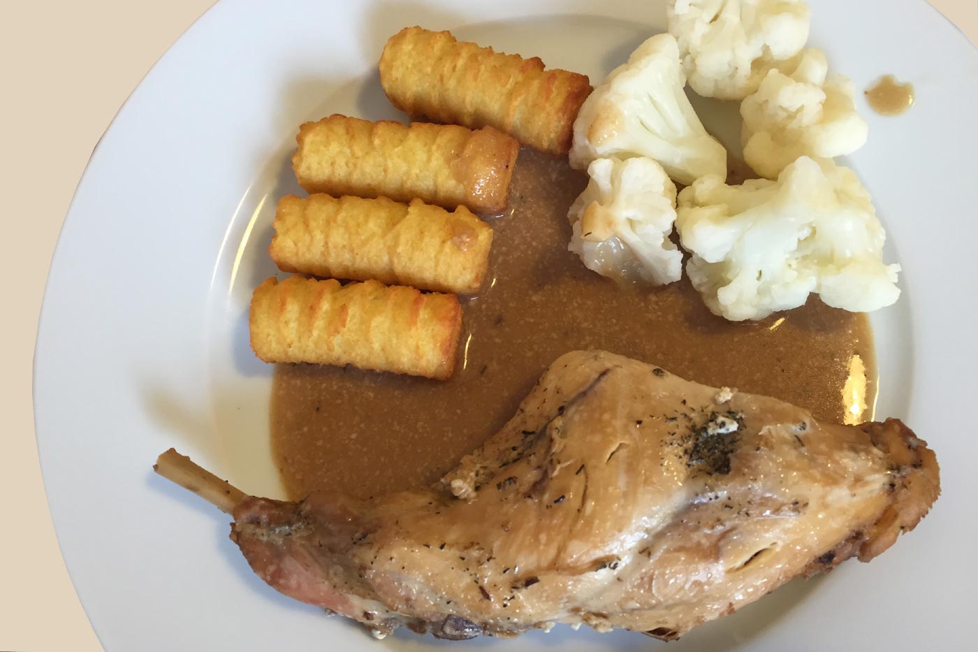 Kaninchen in Buttermilch mit Blumenkohl und Kroketten