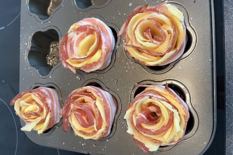 Kartoffelrosen aus Kartoffelscheiben und Schweinebauch in der Muffinform gebacken