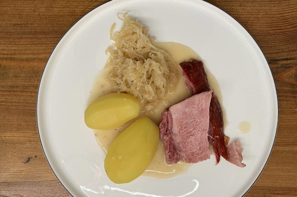Kasslerbraten mit Sauerkraut und Salzkartoffeln