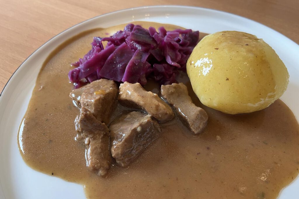 Köstritzer Schwarzbierfleisch mit Salzkartoffeln und Rotkohl