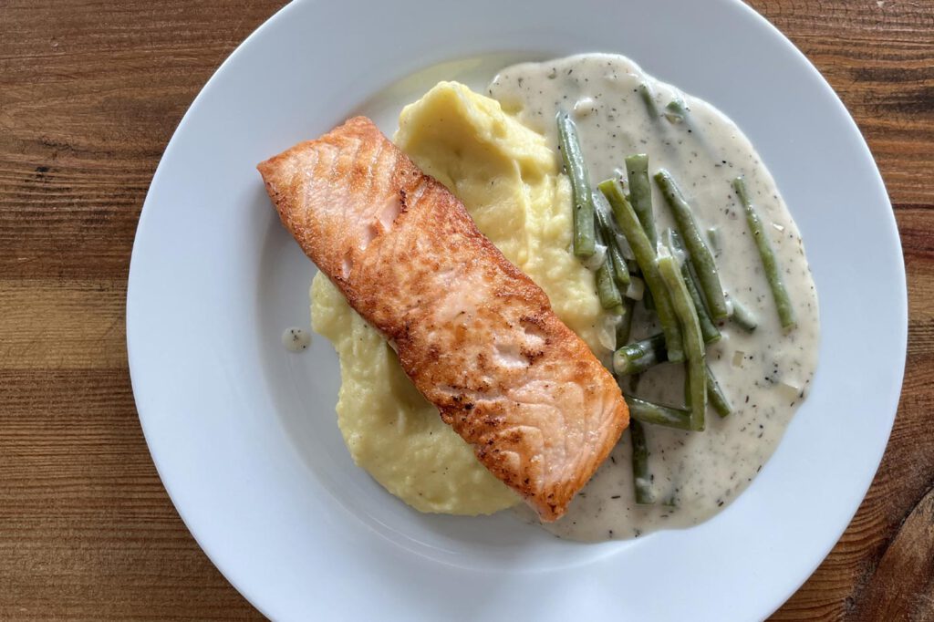 Lachsfilet mit Bohnen in heller Soße und Kartoffelstampf