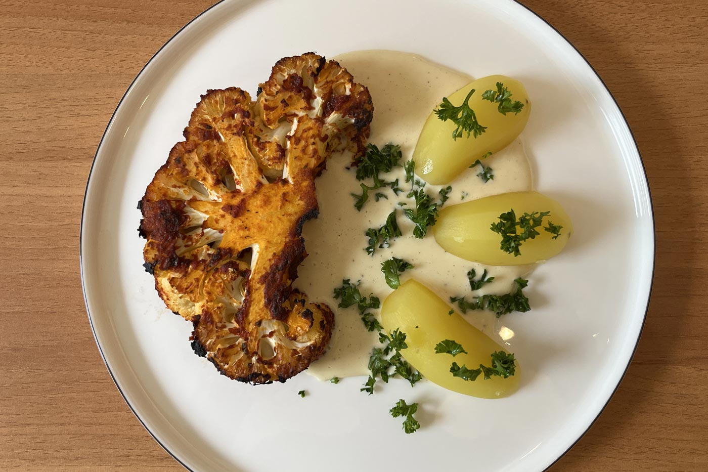 Mariniertes Blumenkohlsteak mit Salzkartoffeln und Käsesoße