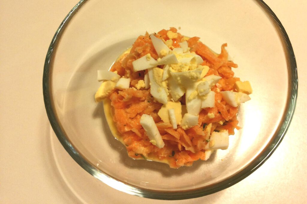 Möhrensalat mit Ei