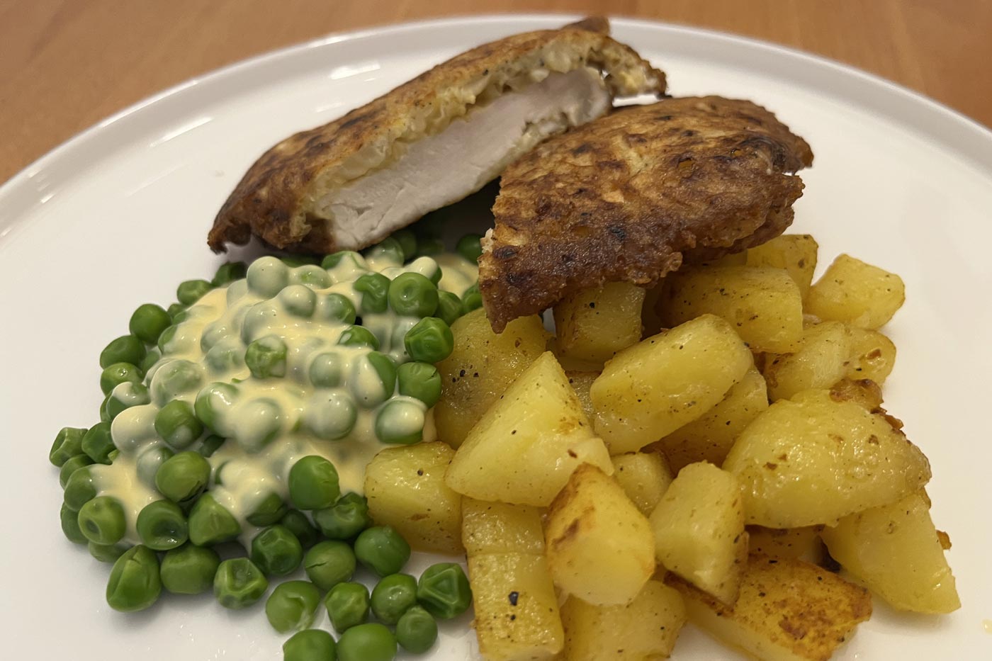 Putenschnitzel nach Strindberg Art mit Bratkartoffeln und Buttererbsen