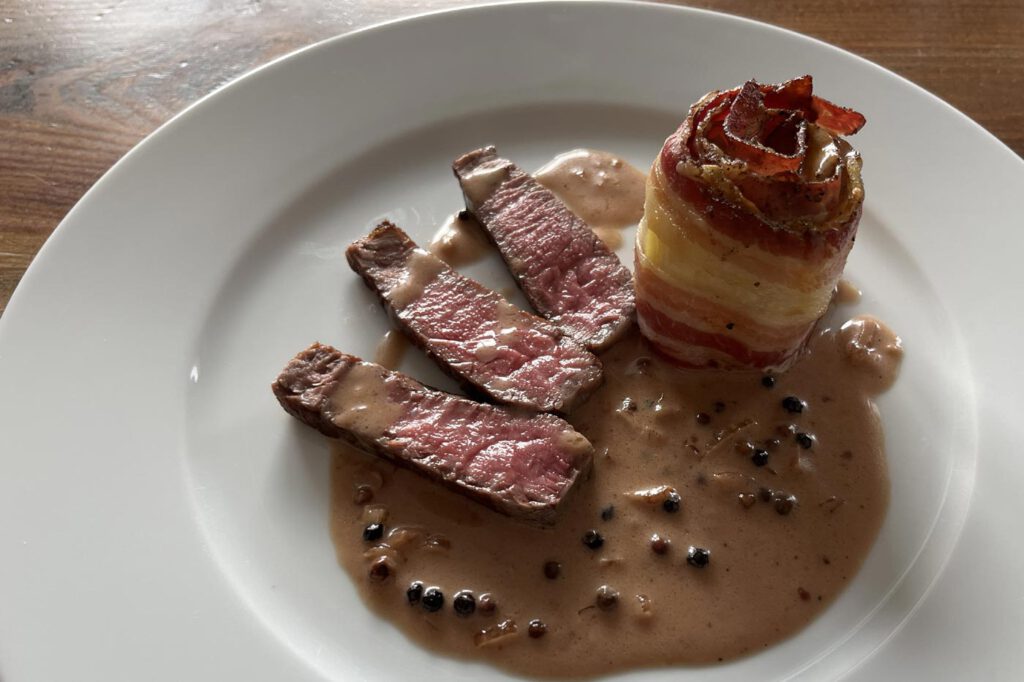 Rinderfiletsteak mit Pfeffersoße und Kartoffelrosen