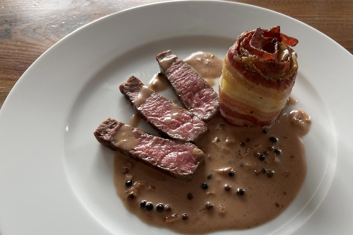 Rinderfiletsteak mit Pfeffersoße und Kartoffelrosen