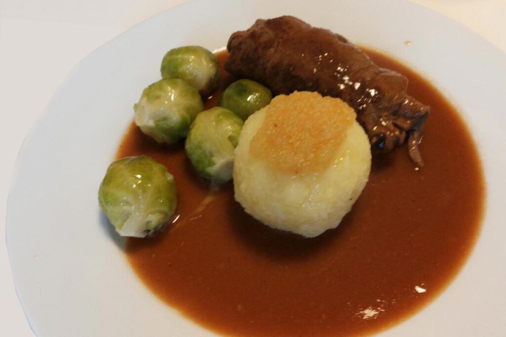 Rinderroulade mit Rosenkohl und Thüringer Klößen