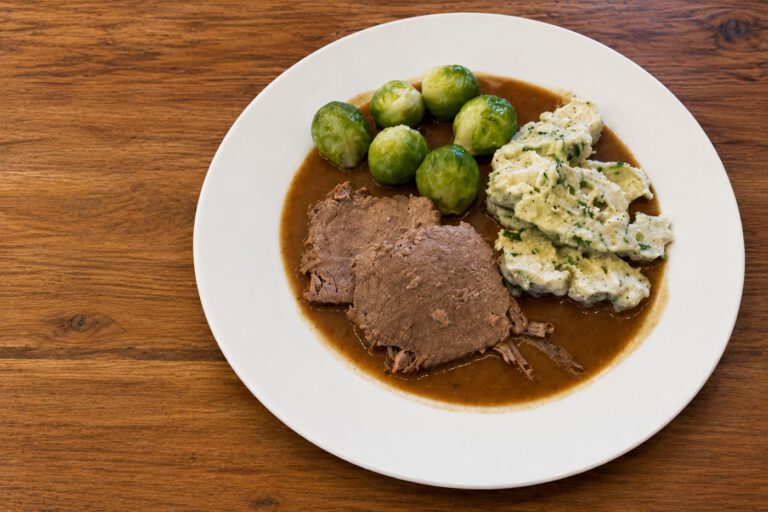 Großmutters Rinderschmorbraten mit Semmelknödeln und Rosenkohl