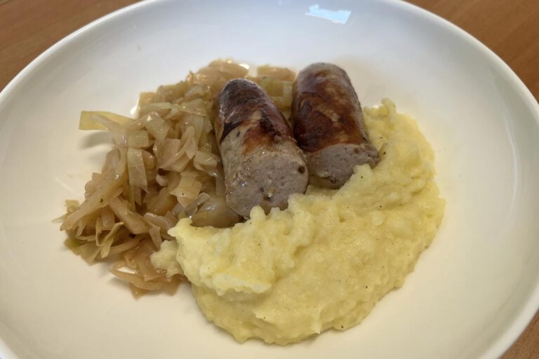 Thüringer Rostbratwurst mit Bayrisch Kraut und Kartoffelstampf