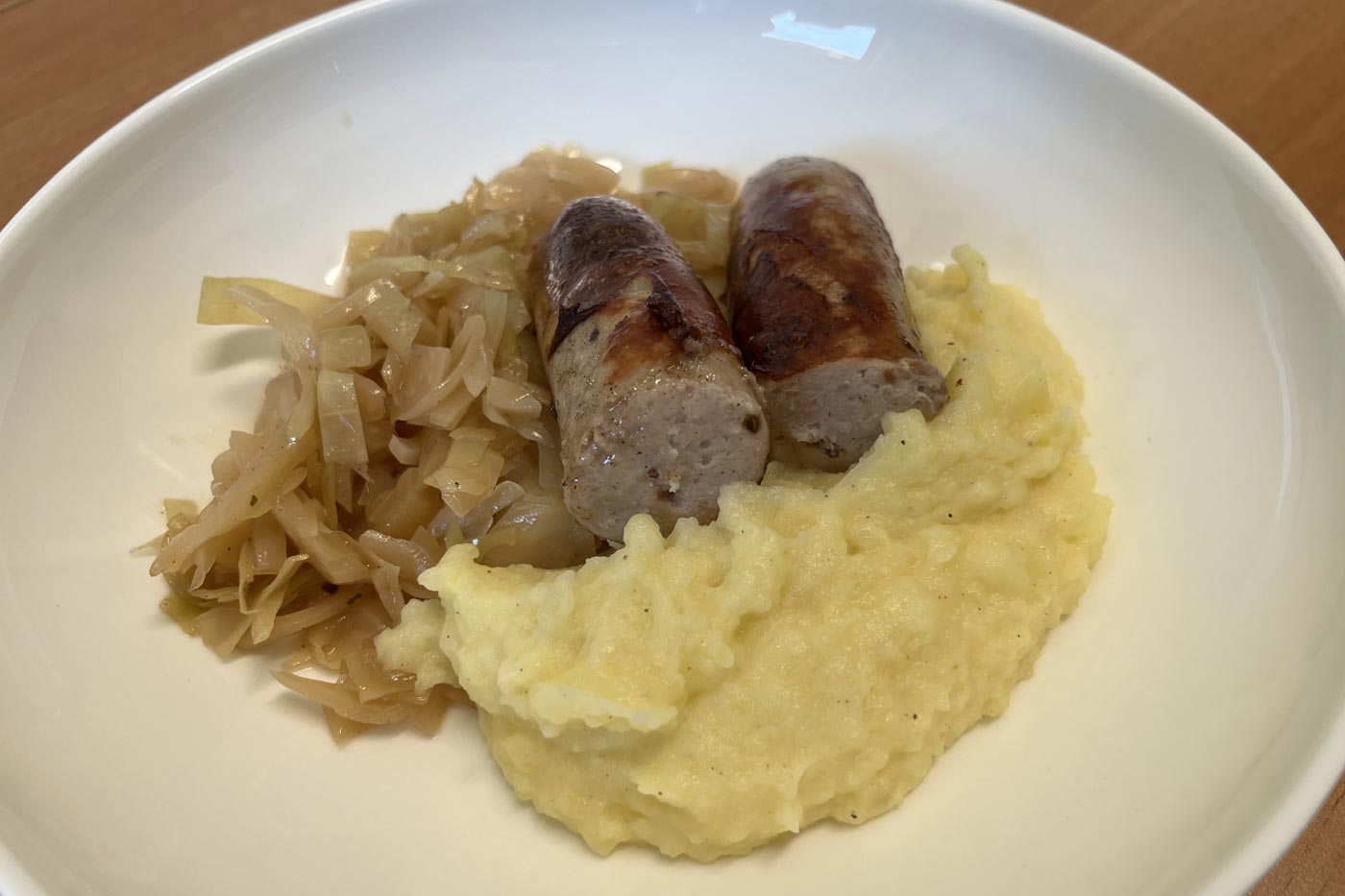 Thüringer Rostbratwurst mit Bayrisch Kraut und Kartoffelstampf