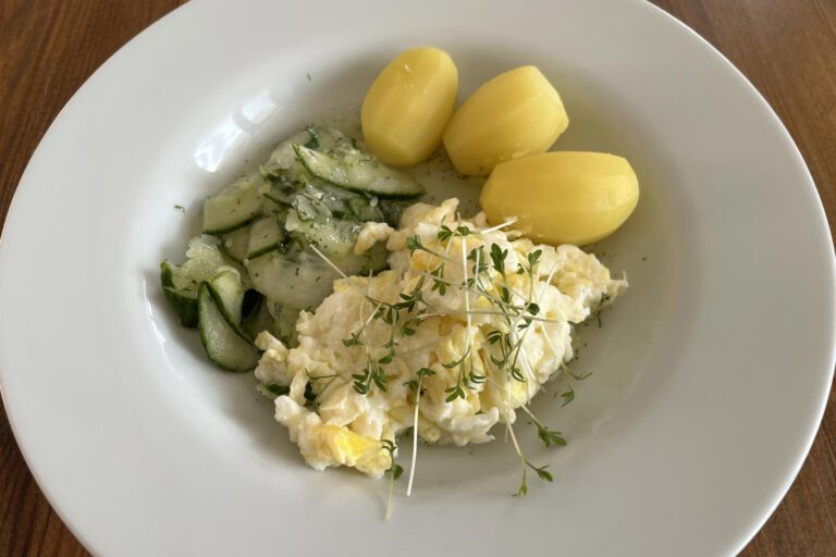 Rührei mit Gurkensalat und Salzkartoffeln