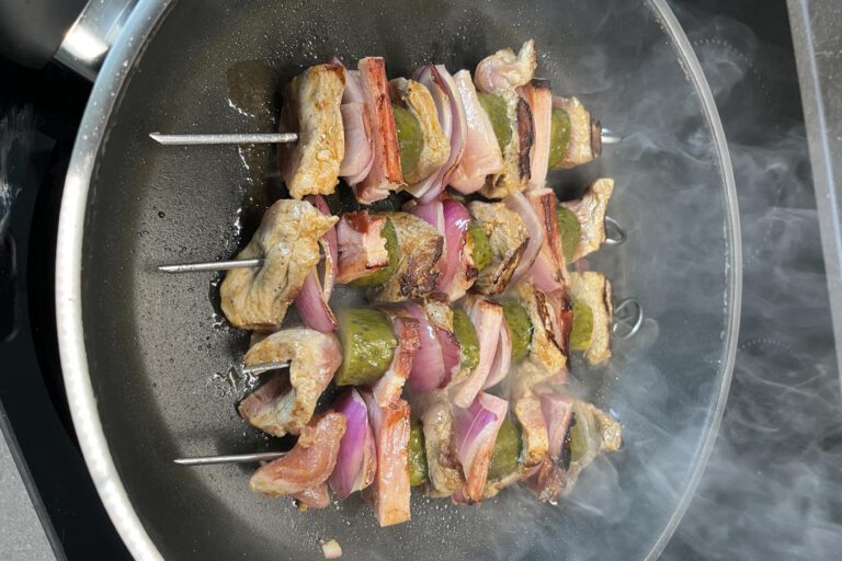 Deftige Schaschlik-Spieße mit Schaschlik-Soße und Salzkartoffeln