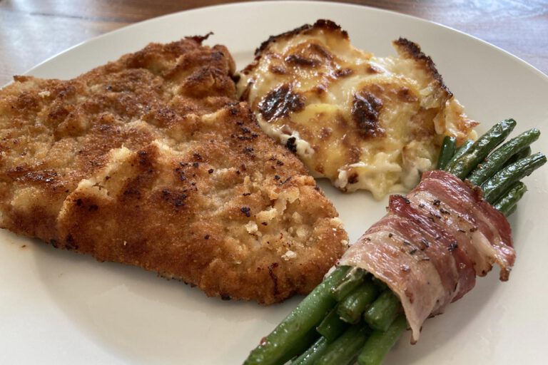 Schweineschnitzel mit Bohnen im Speckmantel und Kartoffelgratin