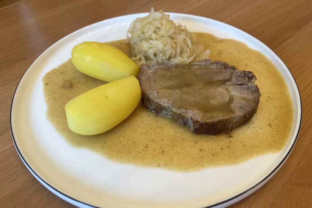 Schweinebraten mit Salzkartoffeln und Sauerkraut