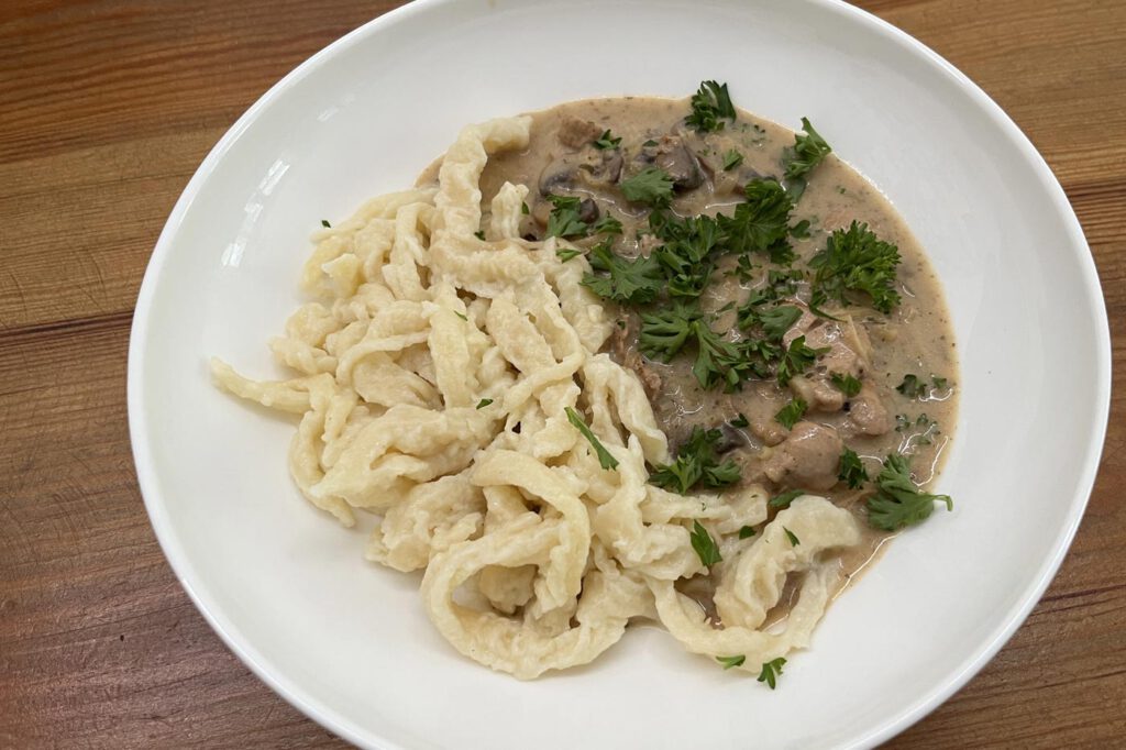 Schweinegeschnetzeltes mit Pilz-Rahm-Soße und Butterspätzle