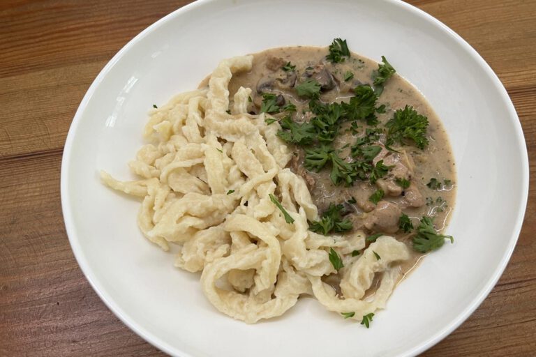 Schweinegeschnetzeltes mit Pilz-Rahm-Soße und Butterspätzle