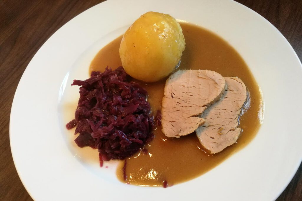 Schweinelendchen mit Rotkohl und Thüringer Klößen