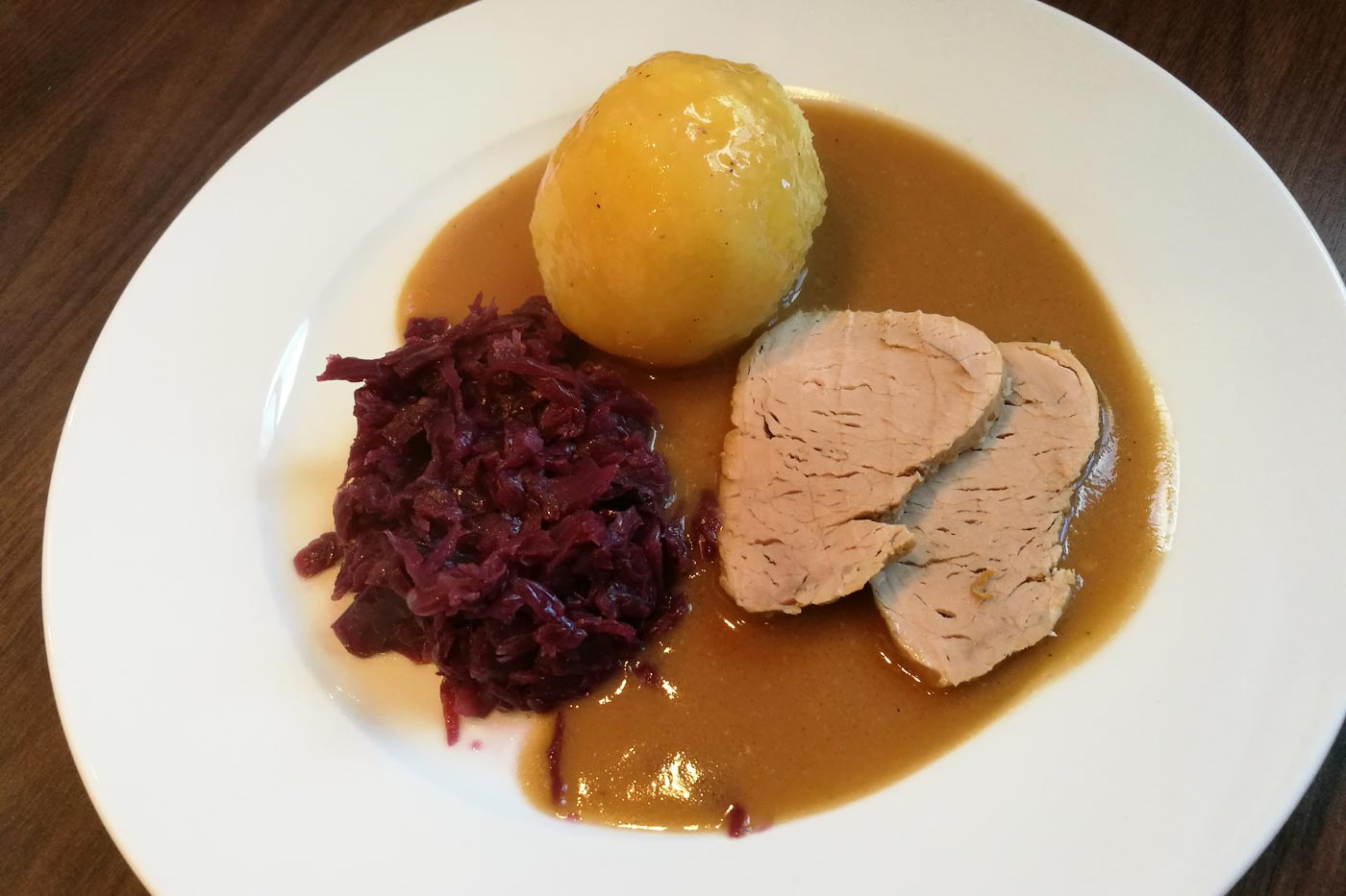 Schweinelendchen mit Rotkohl und Thüringer Klößen
