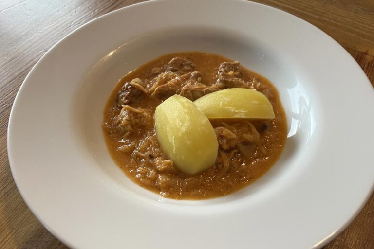 Szegediner Schweinegulasch mit Salzkartoffeln