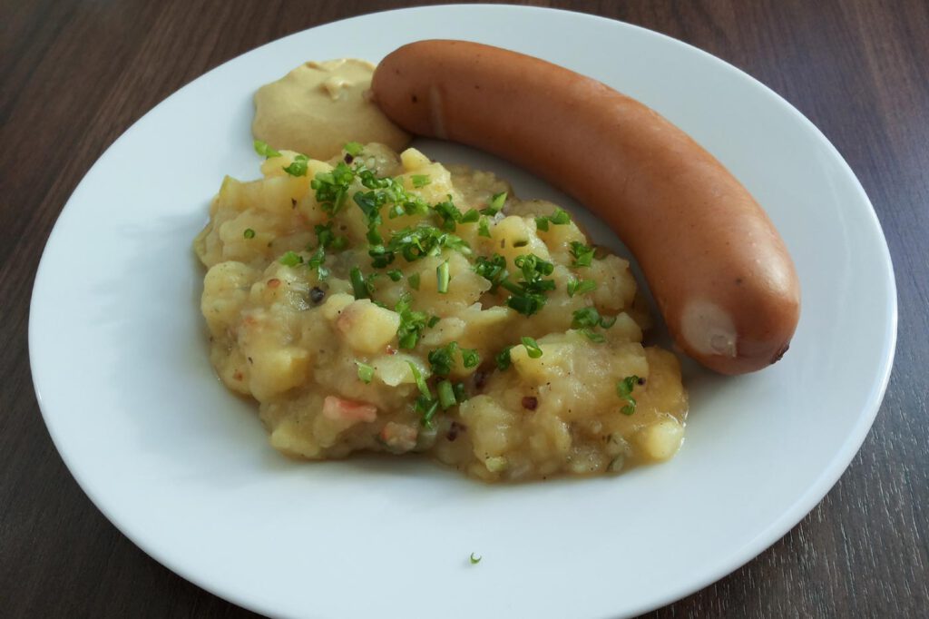 Warmer Kartoffelsalat mit Speck und Bockwurst