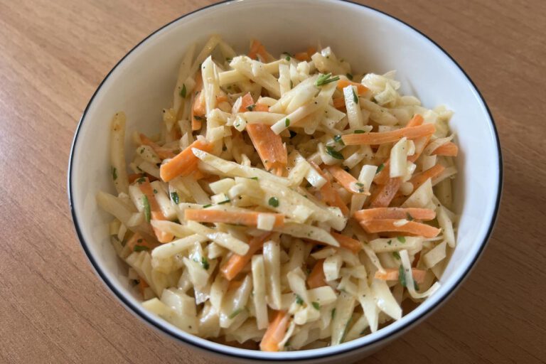 Knackiger Weißkraut-Möhren-Salat